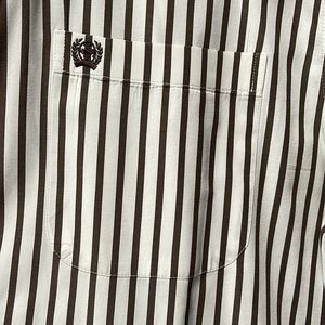 Cinch. Button down. It’s Brown not grey. Never washed at home